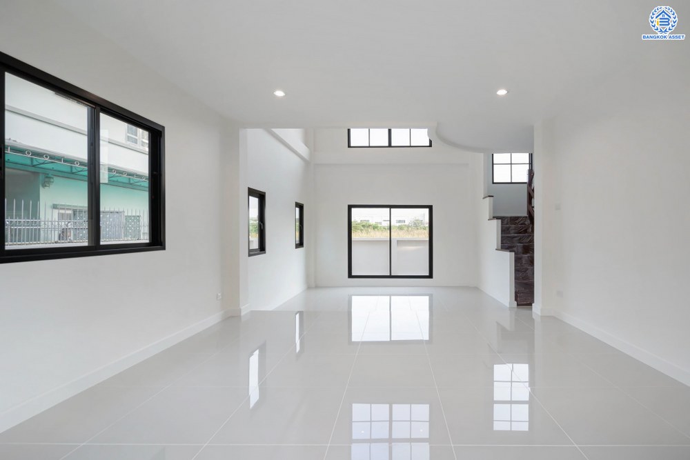 บ้านมือสองตกแต่งใหม่ โครงการ ดิเอมเมอรัลด์การ์เด้น ทวีวัฒนา เนื้อที่ 80 ตร.ว. ฟังก์ชัน 4 ห้องนอน 3 ห้องน้ำ จอดรถได้ 2 คัน บนทำเลศักยภาพเชื่อมต่อหลายเส้นทาง ทั้ง ถนนทวีวัฒนา, ถนนพุทธมณฑลสาย4, ถนนบรมราชชนนี ใกล้เซ็นทรัลปิ่นเกล้า และมหาวิทยาลัยมหิดล